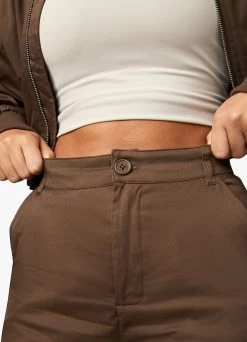 Gym King Woven Cargo Pant - Chocolate -Fit Wear Shop CROPPEDWOVENBONBER PANT CHOCOLATEWCJ A2AOVWTB A2AP1 337